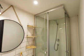 Douche, sèche-cheveux, serviettes fournies, savon