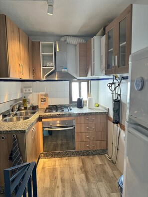 Fridge, oven, stovetop, cookware/dishes/utensils