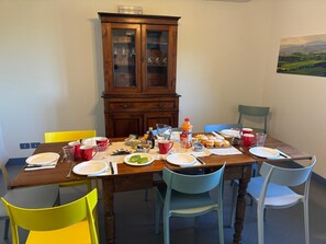 Dining - Among the Olive Trees 5 Minutes from Siena: House with Garden & Air Conditioning (Siena)
