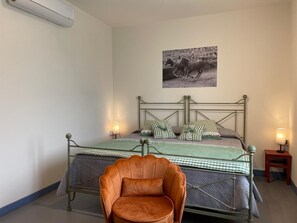 3 bedrooms, travel cot, free WiFi, bed sheets - Among the Olive Trees 5 Minutes from Siena: House with Garden & Air Conditioning (Siena)