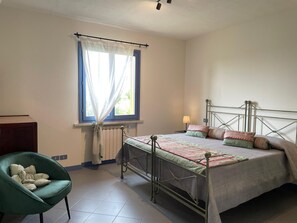 3 Schlafzimmer, Reisekinderbett, kostenloses WLAN, Bettwäsche