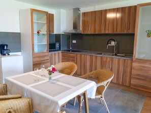 Four à micro-ondes, un four, lave-vaisselle