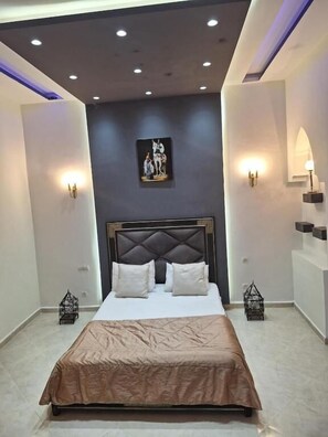 Desk, free WiFi - eden suites  (Ait Faska)