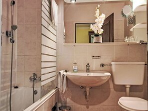 Bathroom - Lovely apartment for 3 people with WIFI, TV and balcony (Strobl)