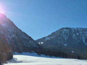 A snow-covered mountain landscape with a clear sky. - Cosy apartment for 4 guests with WIFI, TV and balcony (Strobl)