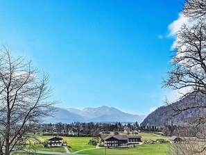 A rural landscape with houses, a clear sky, and mountains in the background. - Cosy apartment for 4 guests with WIFI, TV and balcony (Strobl)