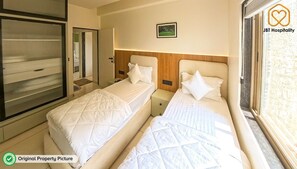 Iron/ironing board, WiFi, bed sheets