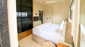 3 bedrooms, iron/ironing board, WiFi, bed sheets