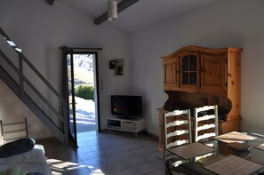 1 dormitorio, tabla de planchar con plancha, wifi y ropa de cama