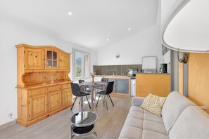 TV, DVD player - Holiday Home 'Les Iris' with Mountain View, Private Terrace and Wi-Fi (La Robine-sur-Galabre)