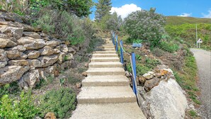 A concrete staircase with stone walls on either side, leading uphill. - Holiday Home 'Les Iris' with Mountain View, Private Terrace and Wi-Fi (La Robine-sur-Galabre)