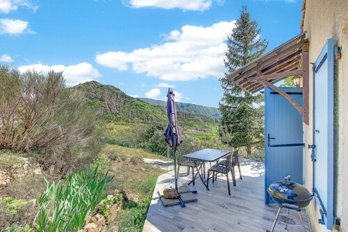 Maison de Vacances 'Les Iris' avec Vue sur la Montagne, Terrasse Privée et Wi-Fi