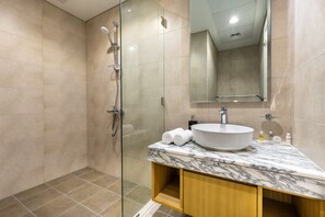 Dusche, kostenlose Toilettenartikel, Haartrockner, Handtücher