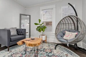 TV connectée, livres, vidéothèque