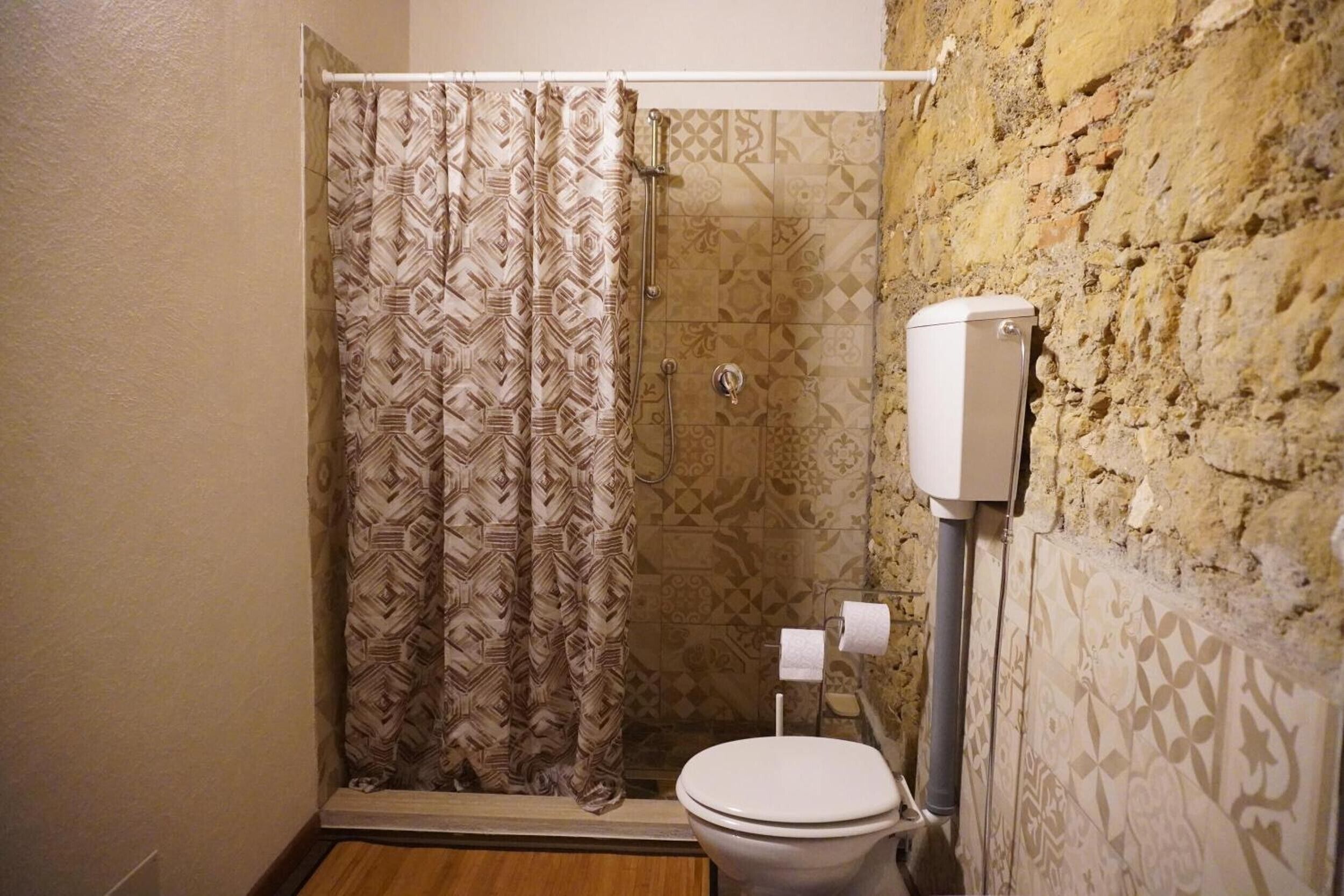 Douche, sèche-cheveux, serviettes fournies