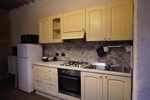 Frigorifero, microonde, forno, piano cottura