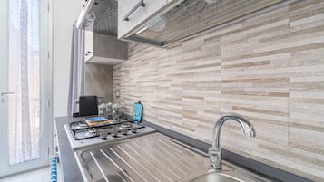 Frigorifero, microonde, forno, piano cottura