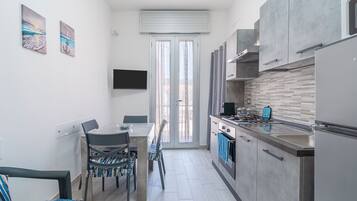 Frigorifero, microonde, forno, piano cottura