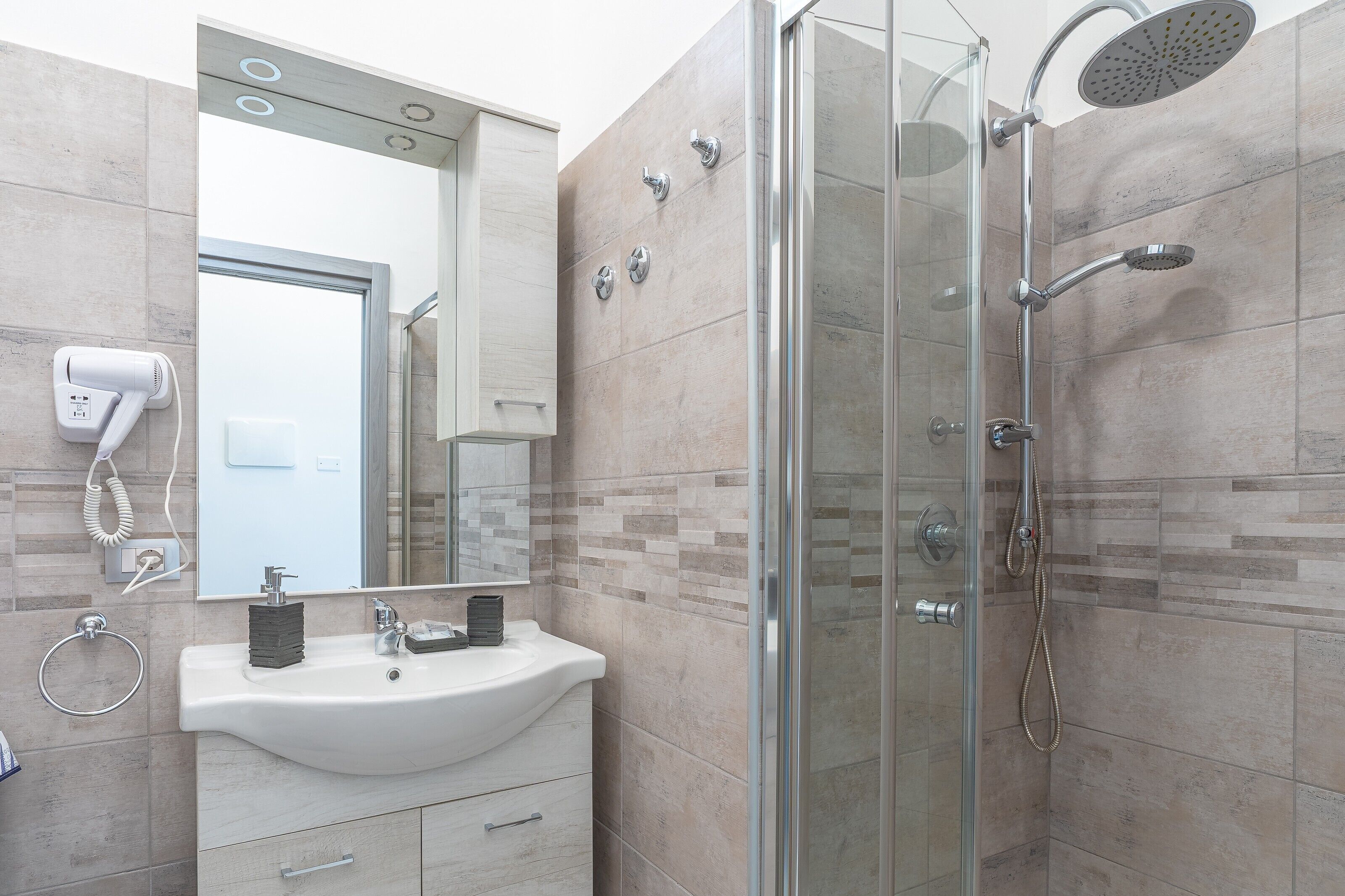 Een douche, gratis toiletartikelen, een haardroger, handdoeken