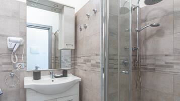 Een douche, gratis toiletartikelen, een haardroger, handdoeken
