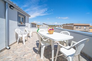 Outdoor dining - Apartment 'Perla  2' with Shared Terrace, Wi-Fi and Air Conditioning (Pachino)