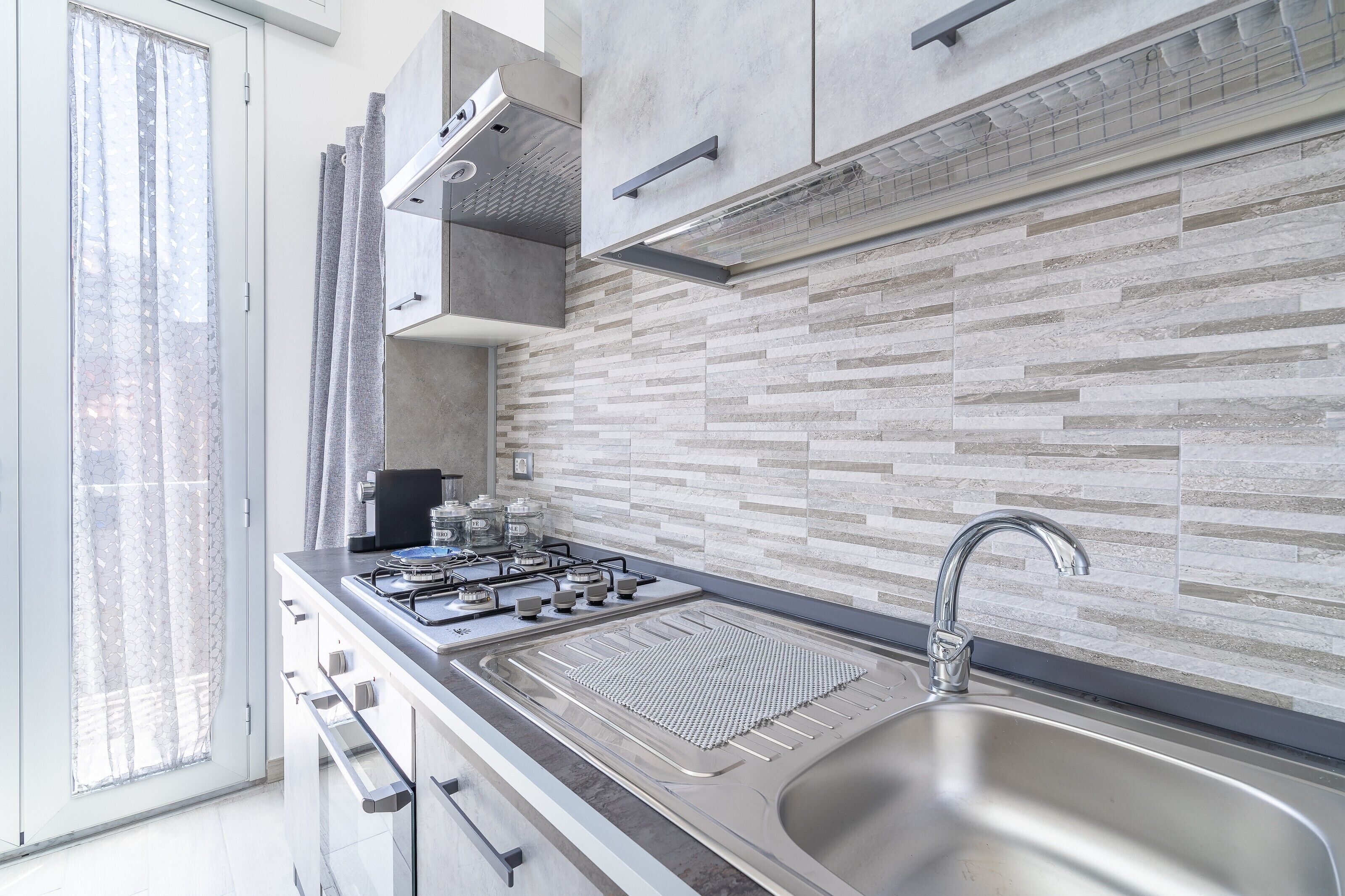 Frigorifero, microonde, forno, piano cottura