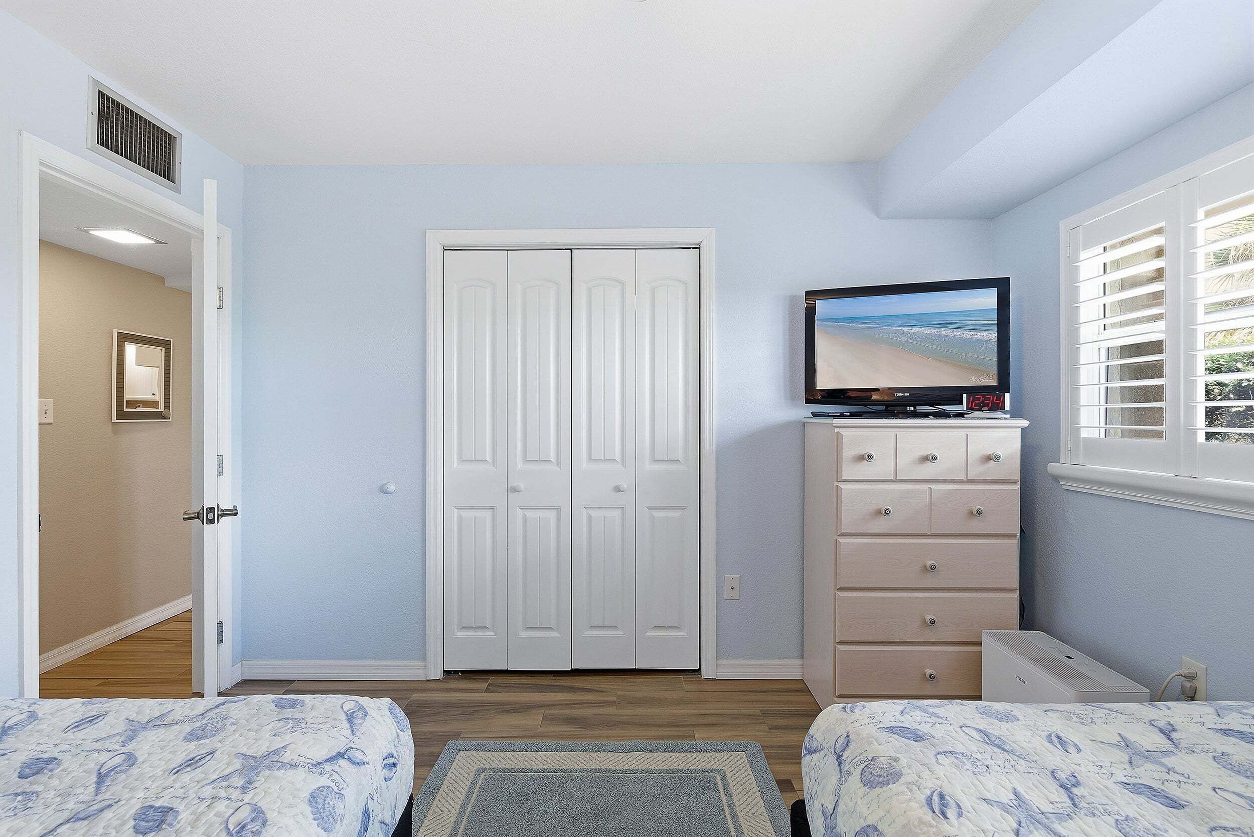 2 habitaciones, tabla de planchar con plancha, wifi y ropa de cama 