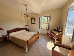 2 bedrooms, iron/ironing board, bed sheets