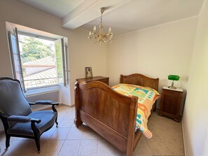 2 chambres, fer et planche à repasser, draps fournis