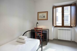 ファミリー アパートメント | ノートパソコン用作業スペース、アイロン / アイロン台、WiFi (無料)