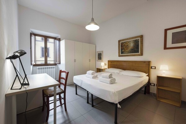 Appartement Familial | Espace de travail pour ordinateur portable, fer et planche à repasser