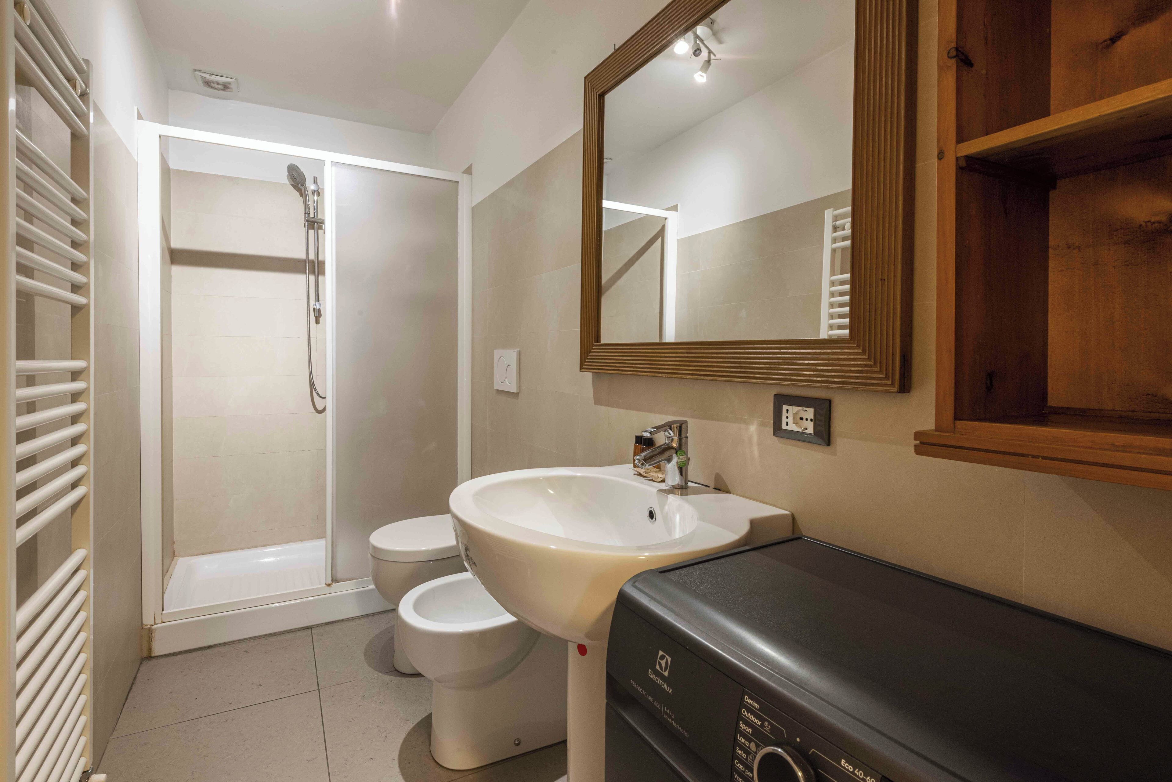 Familie appartement | Badkamer | Een douche, gratis toiletartikelen, een haardroger, handdoeken