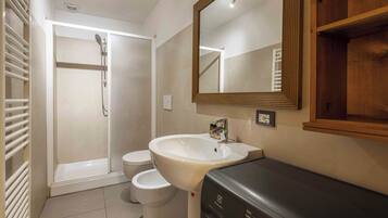 Familie appartement | Badkamer | Een douche, gratis toiletartikelen, een haardroger, handdoeken