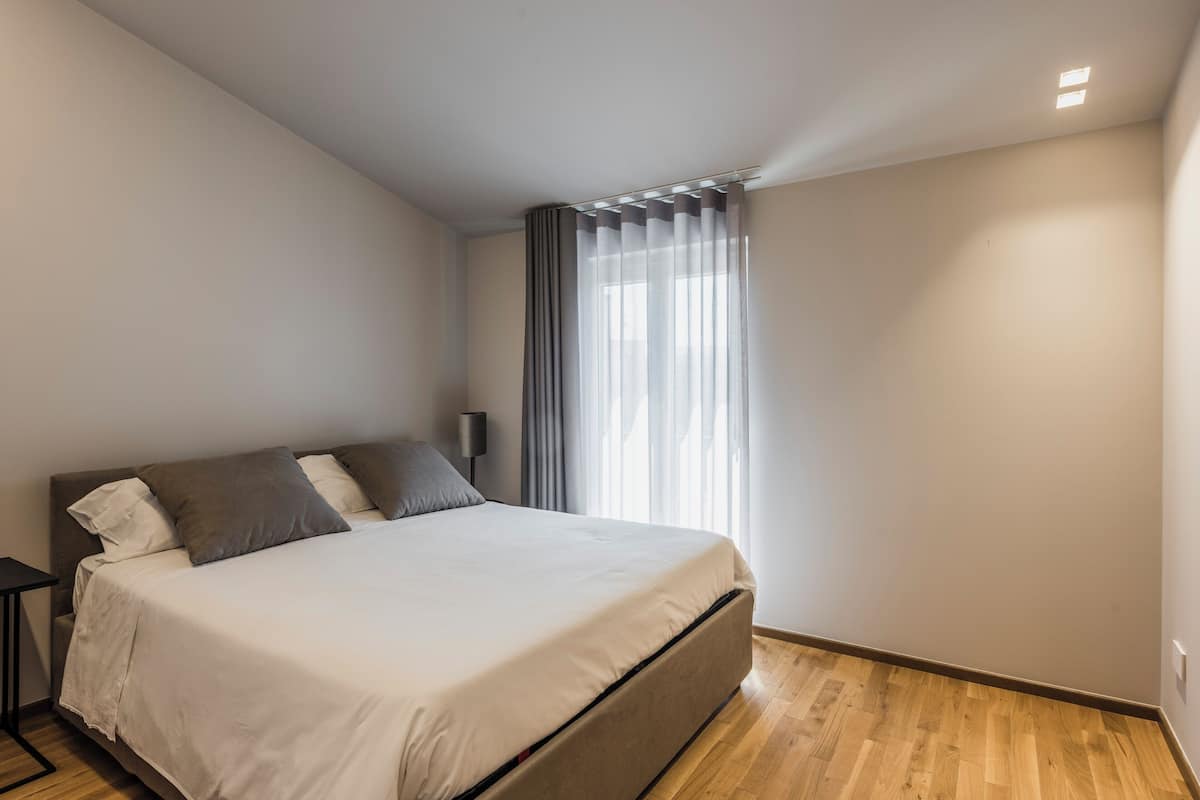 Duplex | Blackout drapes, soundproofing, iron/ironing board, free WiFi