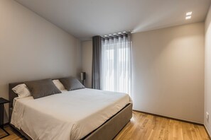 Duplex | Blackout drapes, soundproofing, iron/ironing board, free WiFi