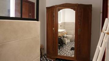 Douche, sĂšche-cheveux, serviettes fournies, savon