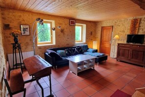 Living area - Magnificent Gite in a peaceful natural setting (Salles-sur-l'Hers)