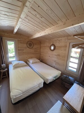 2 bedrooms, iron/ironing board, WiFi