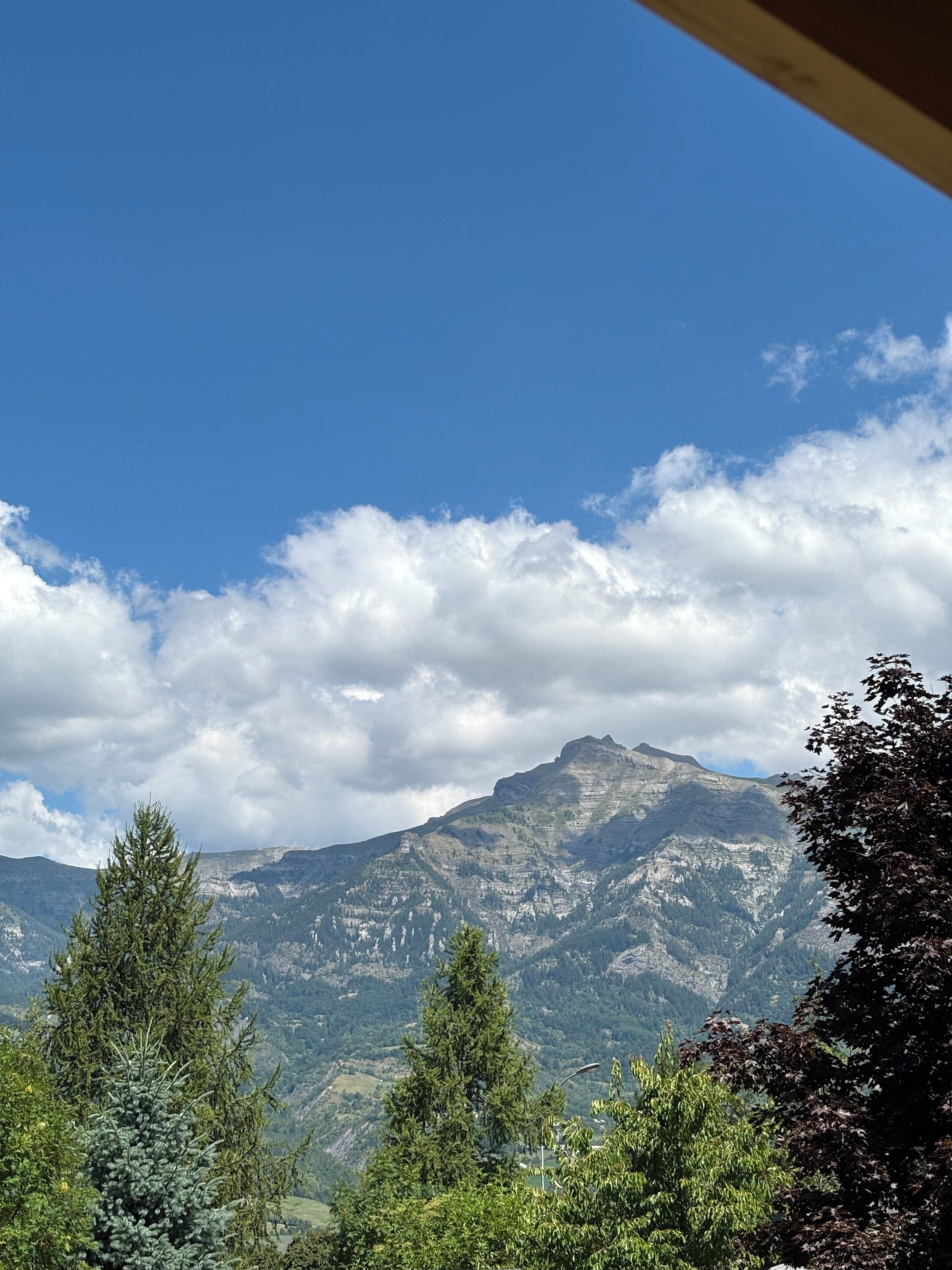 Un paysage de montagne avec un ciel dégagé et des nuages.