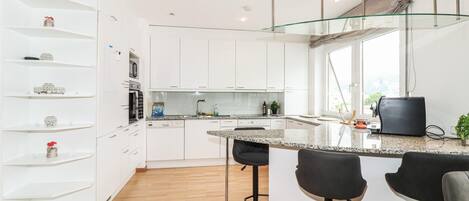 Kjøleskap, ovn, oppvaskmaskin og kaffetrakter/tekoker