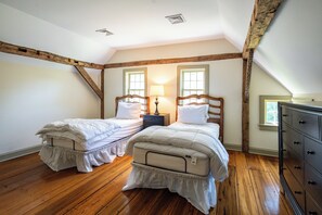 4 bedrooms, desk, iron/ironing board, free WiFi