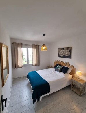 Iron/ironing board, bed sheets