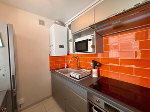 Kühlschrank, Mikrowelle, Ofen, Herdplatte