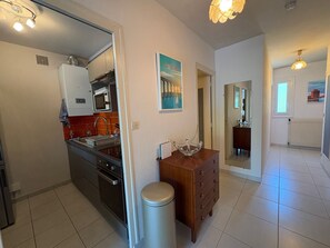 Jääkaappi, mikroaaltouuni, uuni, liesi