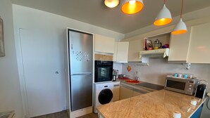 Coffee/tea maker, fridge, microwave, oven - 3-bedroom apartment in Arcachon with beach access and parking (Arcachon)