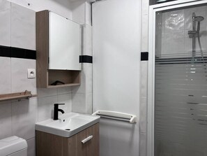 Bathroom - Renovated, balcony, Cauterets center (Cauterets)