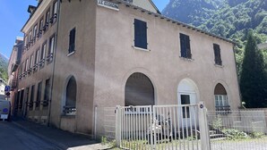 A building with the sign "LE GEORGINA" on the facade, featuring a traditional architectural style with arched windows and a flat roof. - Renovated, balcony, Cauterets center (Cauterets)