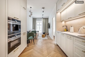 Superior appartement, uitzicht op stad | Privékeuken | Een koelkast/vriezer, een magnetron, een oven, een kookplaat