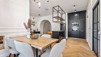 Appartamento Deluxe, vista città | Cucina privata | Frigorifero con congelatore, microonde, forno, piano cottura