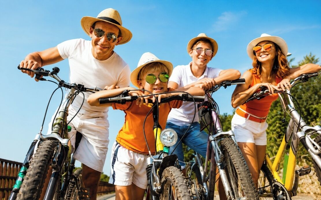 Um grupo de pessoas em bicicletas, sugerindo atividades ao ar livre.